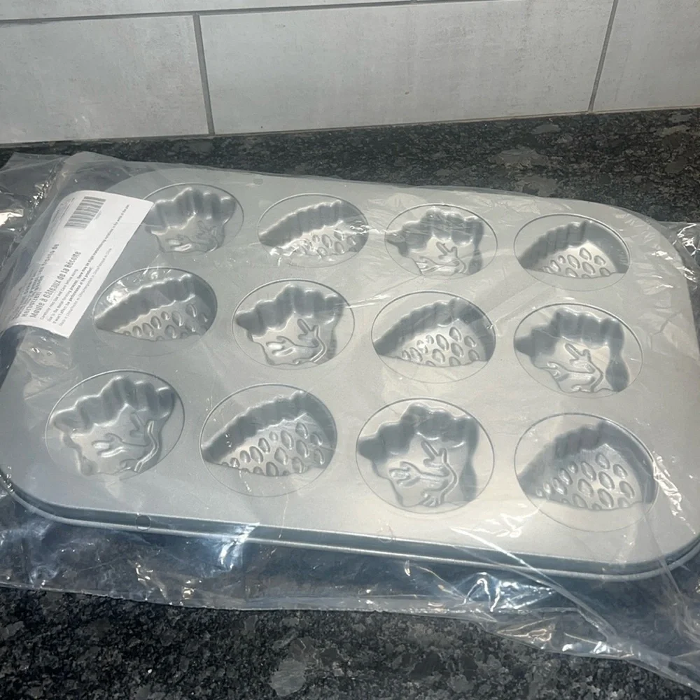 Fall harvest cake pan by Pampered Chef. New in pkg. 16x11. Cupcake